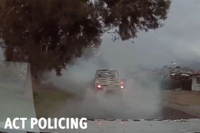 Pria Ini Nekat Lakukan Burnout di Depan Polisi, Ujung-ujungnya Diciduk!