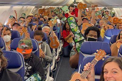 Beri Hadiah Ukulele ke Penumpang, Maskapai Ini Justru Dikritik Netizen