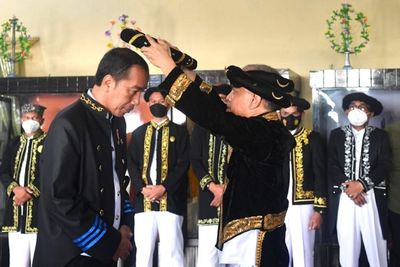 Jokowi Dianugerahi Gelar Kehormatan Dada Madopo Malomo dari Kesultanan Ternate