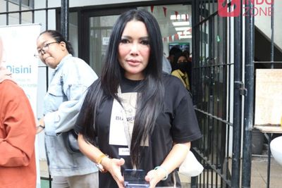 Uci Flowdea Berpelukan dengan Medina Zein di Rutan PN Jaksel, Bahas Apa Sih?