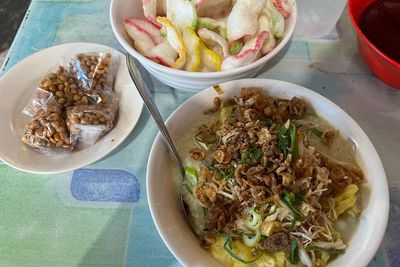 Digemari Warga Makassar, Bubur Ayam Mbak Sri Habiskan 60 Kg Beras Sehari