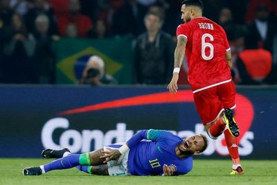 Ngeri! Kaki Neymar Dihajar Pemain Tunisia, Pelatih Brasil Sampe Ngamuk