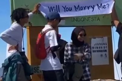 Viral Pendaki Lamar Pacar di Gunung dengan Tulisan Wil You Marry Me , Netizen Iri