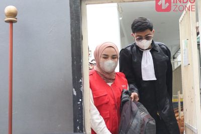 Divonis 6 Bulan Penjara, Medina Zein Semringah sambil Tenteng Boneka Beruang