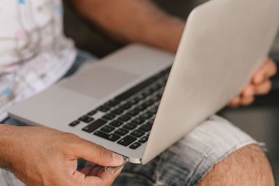 Jangan Sepele, Ini Bahaya Menggunakan Laptop di Atas Paha Terlalu Lama