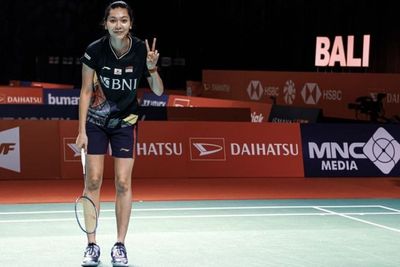 Bikin Baper! Intip Momen Gemas Gloria Disuapin Pisang sama Pasangan di Tengah Lapangan