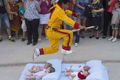 Festival Katolik Unik di Spanyol, Lompati Bayi Sebagai Bentuk Proses Baptis