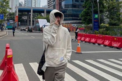 Bikin Heboh! Gaya Ren Jun NCT Bikin Konten Catwalk di Zebra Cross Citayam Fashion Week