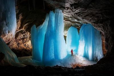 Terbentuk Secara Alami, Gua Es Ajaib di Gunung Alpen Swiss Terlihat Seperti Katedral