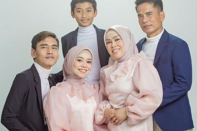 Ayah Lesti Unggah Foto Keluarga Bikin Nyesek: Diratukan Ayah, Dihancurkan Rizky Billar