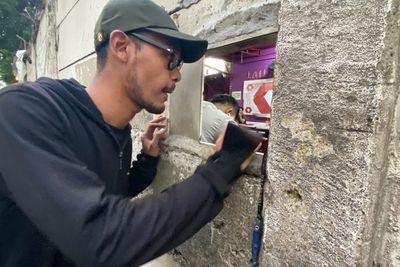 Terungkap! Ini Penampakan Warung Misterius di Balik Tembok Bolong yang Viral di Kuningan