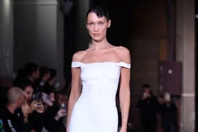 Ajaib, Tubuh Bella Hadid Disemprot Cairan Berubah Jadi Gaun Memukau di Paris Fashion Week