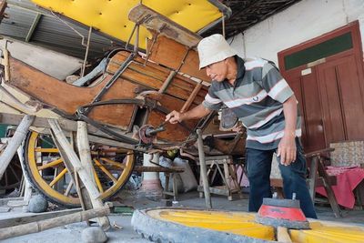 Melihat Bengkel Delman yang Masih Tersisa di Ponorogo, Ternyata Pemiliknya Punya Skill Ini