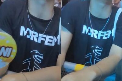 Meski Pakai Kaos Band Rock Morfem , Pria ini Tetap Asyik Sing Along Lagu JKT48