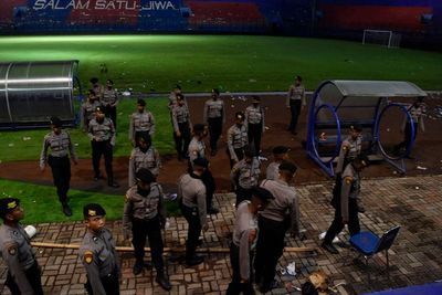 Suporter Masuk Lapangan Minta Aparat Stop Tembak Gas Air Mata karena Ada Anak Kecil