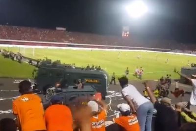 Usai Tragedi Kanjuruhan, Viral Video The Jakmania Minta Polisi Tak Tembakkan Gas Air Mata