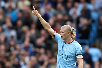 Hormati Korban Tragedi Kanjuruhan, Para Bintang Man City dan Man United Pakai Pita Hitam