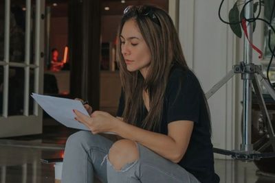 Gaya Kekinian Wulan Guritno Pakai Ripped Jeans bak ABG, Netizen: Kapan Tuanya Nih Orang?