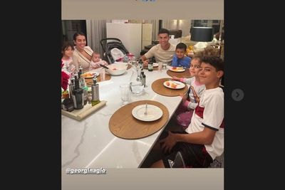 Jadi Kayu Mati di Man United, Cristiano Ronaldo Hibur Diri Makan Bareng Keluarga