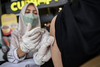 Menuju Endemi, Kemenkes Minta Masyarakat Segera Vaksin Booster