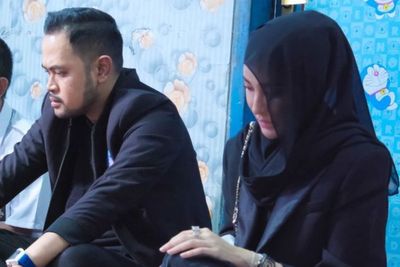 Juragan 99 & Shandy Purnamasari Takziah ke Rumah Korban Kanjuruhan: Hancur Hati Kami