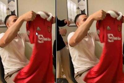 Awalnya Senang Dapat Jersey MU, Pria Ini Mendadak Kecewa Lihat Nama Maguire