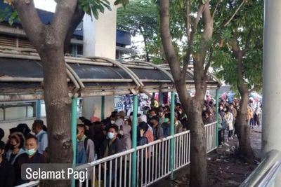 Kurang Sosialisasi, Antrian Penumpang Halte Transjakarta Mengular