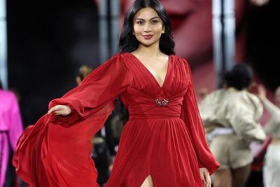 Gaya Memukau Ariel Tatum Catwalk di Paris Fashion Week Pakai Sexy Dress, Publik Bangga!