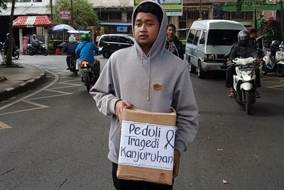 Selamat dari Tragedi Kanjuruhan, Aremania Turun ke Jalan Galang Donasi untuk Para Korban