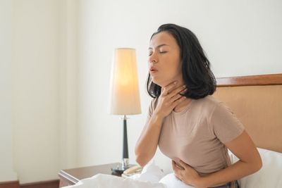 5 Cara Mengatasi Tenggorokan Gatal secara Alami tanpa Efek Samping
