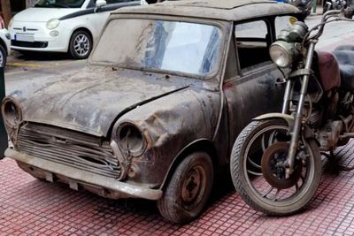 Terbengkalai 30 Tahun di Basement Hotel, Mini Cooper dan Motor Yamaha Ini Dievakuasi!