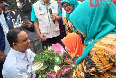 Kunjungi Pengelolahan Sampah di Bumi Pesanggarahan, Anies Dapat Hadiah dari Gadis Kecil