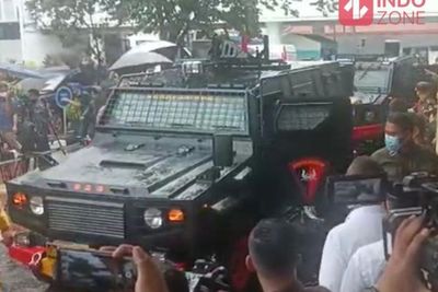 Dikawal Ketat! Ferdy Sambo dan Putri Chandrawati Naik Mobil Taktis ke Kejagung