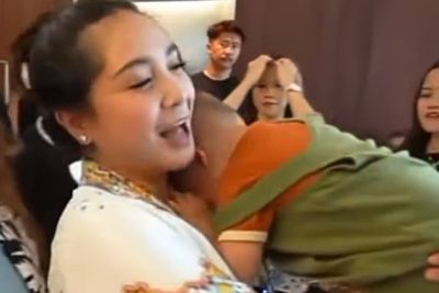 Duh, Gemasnya Gaya Cipung Bertingkah saat Digendong Mama Gigi, Netizen: Lucu Sedunia!