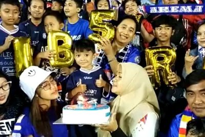 Rayakan Ultah Anak Sebelum Kickoff, Satu Keluarga Ini Selamat dari Tragedi Kanjuruhan
