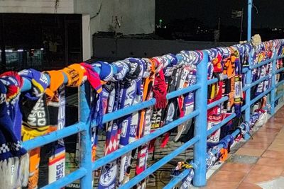 Syal Aremania, Simbol Duka Atas Tragedi Kanjuruhan Bertebaran Sudut Jalan