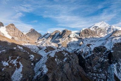 Pendaki Gunung Himalaya Tertimbun Salju, 4 Orang Tewas dan Lainnya Hilang