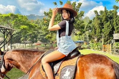 Gaya Gemas Fuji Berkuda: Badan-nya Mungil Banget!