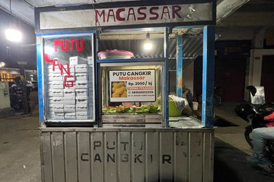 Putu Cangkir Makassar: Jajanan Tradisional yang Eksis Sejak 1980-an, Enak Gak Ya?