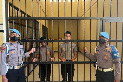 Tampang 2 Polisi Viral yang Ejek-Jilat Kue HUT TNI yang Dikerangkeng