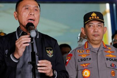 Buntut Tragedi Kanjuruhan, Tagar Iwan Bule Out Trending di Twitter
