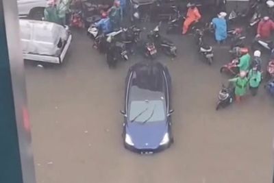Mobil Listrik Telsa Terendam Banjir di Jaksel: Hati-hati Pas Mau Ngecas Kesetrum