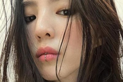 Han So Hee Pamer Piercing di Bibir dan Alis, Salfok Cantiknya Gak Berubah!