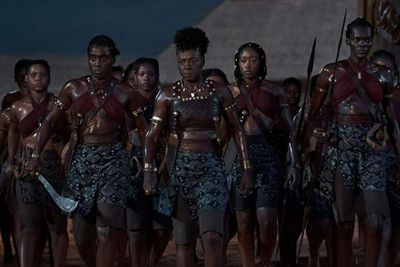 Review The Woman King : Kisah Nyata Perjuangan Prajurit Wanita Afrika dari Perbudakan