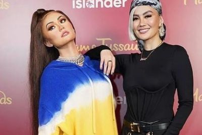 Potret Cantik Agnez Mo Ketemu Kembaran di Madame Tussauds Singapura