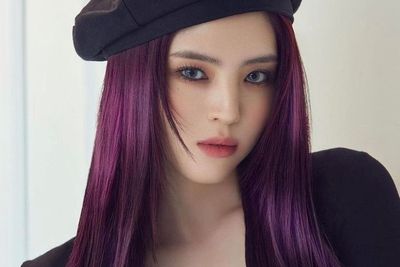Gaya Elegan Han So Hee Ketemu Bella Hadid di Paris Fashion Week Jadi Sorotan