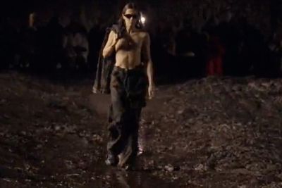 Gokil! Bella Hadid Kanye West Becek-Becekan di Catwalk Lumpur Paris Fashion Week, Kok Mau?