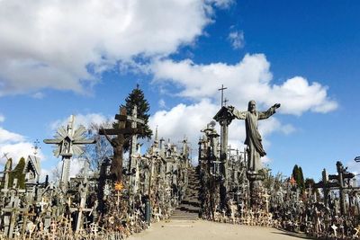 Seram Sekaligus Menakjubkan, Bukit Salib di Lithuania Dijamin Bikin Terpesona!