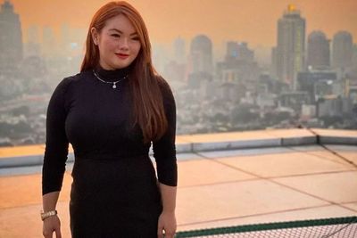 4 Gaya Mewah Hillary Brigitta Lasut yang Di-roasting Mamat, Hobi Pakai Baju Biru Dongker!