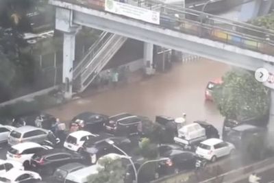 Viral TB Simatupang Banjir Usai Hujan Lebat, Mobil Tesla pun Kejebak